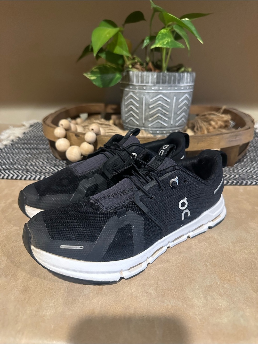 On Running Running womens Cloud Running Shoes - Black/White